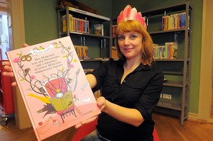 Susanne Straßer mit ihrem Märchen von der Prinzessin, die unbedingt in einem Märchen vorkommen wollte  (Foto: Herbstlese / Holger John)