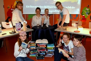 Sechs junge Leser und eine Moderatorin - fertig ist das Literarische Sextett der Kinder- und Jugendbibliothek Erfurt.