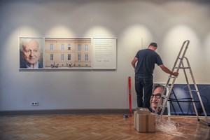 Letze Vorbereitungen in der Galerie des Kultur: Hauses Dacheröden am Erfurter Anger.