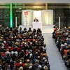 Atrium der Stadtwerke - Hellmuth Karasek stellt am 25. November 2013 im Rahmen der "Herbstlese" vor einem höchst amüsierten Publikum sein Buch "Frauen sind auch nur Männer" vor.