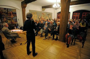 Rolf Schneiders Lesung in der Musikschule Erfurt. Herbstlese-Programmchefin Monika Rettig begrüßt Autor und Publikum. Foto: Holger John