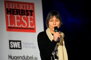 Charmant kündigt Monika Rettig die Gäste der Herbstlese an. Foto: Holger John