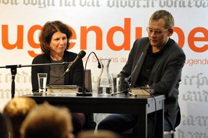 Simone Burdach und Clemens Meyer hatten offensichtlichen Spaß an ihrem einführenden Gespräch zum Roman "Im Stein". Foto: VIADATA