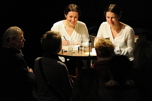 Claudia (links) und Nadja Beinert beim Signieren ihres ersten Romans. Foto: Holger John