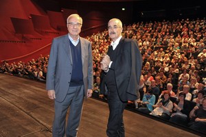 Fritz Pleitgen und Sergej Lochthofen vor dem ausverkauften Großen Haus des Erfurter Theaters.