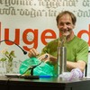 Jürgen Feder - Kurz vor der Lesung präsentiert der Norddeutsche seine mitgebrachten botanischen Schätze.