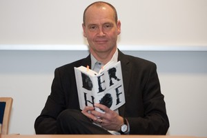 Der Autor und sein Buch: Simon Beckett hochkonzentriert vor seiner Lesung im Atrium der Stadtwerke