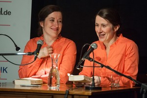 Zum zweiten Mal waren die eineiigen Zwillinge bei der Herbstlese. Links sitzt Claudia, rechts Nadja Beinert - der Scheitel verrät es.