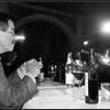 GG Sw 3 - Zeit seines Lebens war Günter Grass bekennender Pfeife-Raucher und Rotwein-Trinker. Zumindest auf den Roten brauchte er auch in der Thomaskirche nicht zu verzichten.