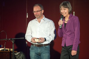 Doppelpack: Stefans Schwarz, im Bild mit Herbstlese-Programmchefin Monika Rettig, trat wegen der großen Nachfrage gleich zweimal auf.