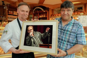 Prima Handwerker: Konditor-Meister Stefan Lobenstein und Herbstlese-Fotograf Holger John mit einem der ausgestellten Bilder.