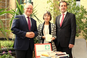 Gruppenbild mit Dame: Monika Rettig bei der Bücherübergabe an die Bibliothek mit Direktor Dr. Eberhard Kusber (links) und Frank Neubert von der Sparkasse Mittelthüringen.