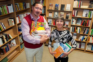 Das pralle Lesevergnügen: Dirk Löhr und Monika Rettig mit einigen Büchern aus dem Herbst-Programm