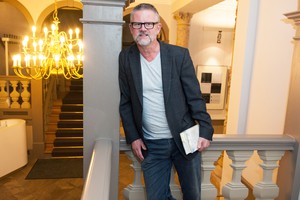 Peter Henning vor der Lesung im Foyer des Hauses Dacheröden. Foto: Uwe-Jens Igel