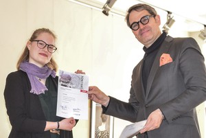 Aus den Händen von Dr. Grisko erhielt Luise Edom ihre Urkunde als Gewinnerin im Wettbewerb "Tatort Kultur".