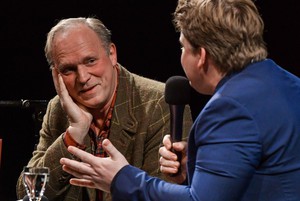 Ulrich Tukur stellt sich auf der Bühne den Fragen von Alexander Solloch. (Foto: Holger John, Viadata)