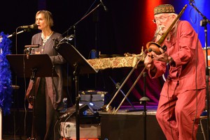 Die Sängerin Silke Gonska und der Komponist Frieder W. Bergner präsentieren ihre Bauhausrevue auf der Bühne. (Foto: Claus Bach)