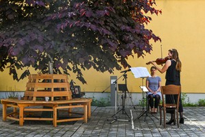 Johanna Bastian mit der Geigerin Stephanie Appelhans beim 1:1 Concert direkt neben dem "Liederbaum"