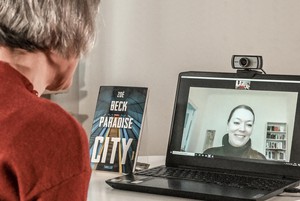 Monika Rettig traf sich mit Zoë Beck per Zoom zur Literarischen Mittagspause.