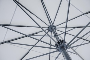 Aufbau der Schirme für das Kultur: Haus Dacheröden