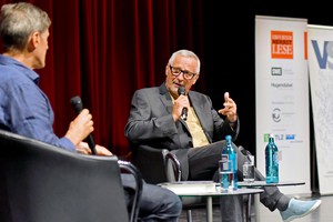 Konstantin Wecker im Gespräch mit Frank Quilitzsch (Foto: Uwe-Jens Igel).