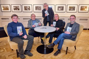 Gruppenbild mit Poesiealbum: Die Herren Ioan Cozacu, Klaus-Peter Anders, Ulf Annel, Jürgen Adlung und Siegfried Nucke. Foto: Uwe-Jens Igel