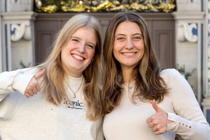 Laura Wehnemann (links) und Emilia Greta Mönch untertsützen seit September das Team der Herbstlese im Kultur: Haus Dacheröden. (Foto: Lutz Edelhoff)