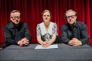 Grandioses Trio: Matthias Brandt, Fritzi Haberlandt und Bjarne Mädel im Theater Erfurt. Foto: Uwe-Jens Igel