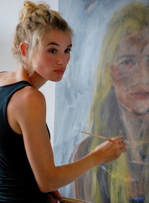 Julia Kneise in ihrem Atelier (Foto: Jeremias Gottschalk)